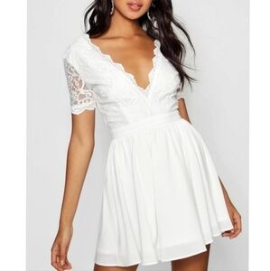 Boohoo White Lace Top Skater Mini Dress Women's Size 10 V-Neck Short Sleeve EUC
